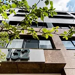 Modern Two-Bedroom Apartment - Central Location, Free Wi-Fi, Ideal For Long Stays By Av Hughes Properties