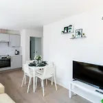 Modern Two-Bedroom Apartment - Central Location, Free Wi-Fi, Ideal For Long Stays By Av Hughes Properties