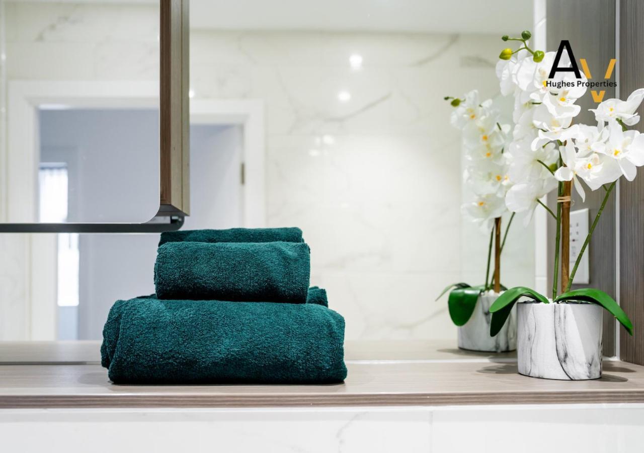 Stylish Two Bedroom By Av Hughes *