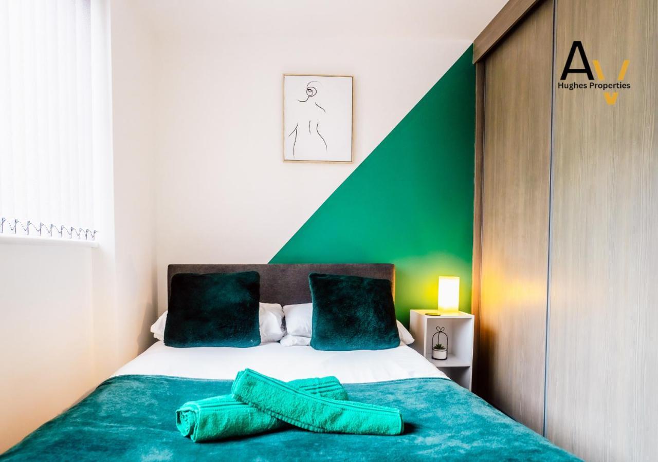 Stylish Two Bedroom By Av Hughes *