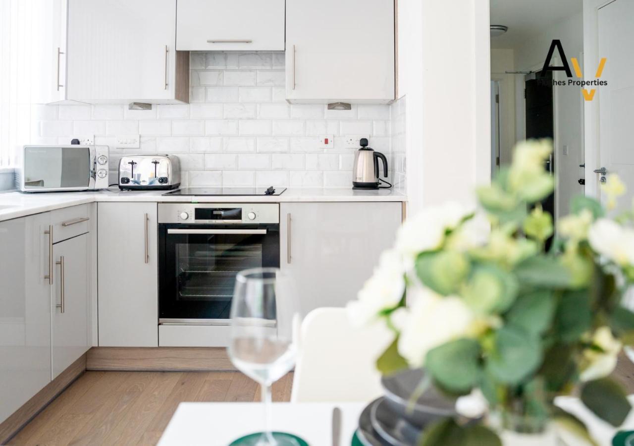 Stylish Two Bedroom By Av Hughes * Milton Keynes
