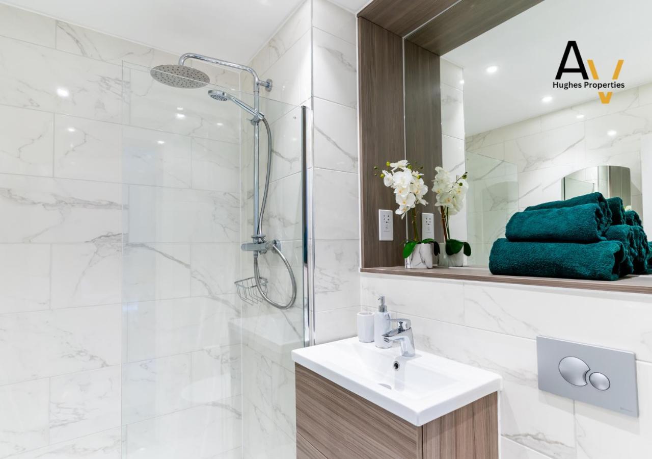 Stylish Two Bedroom By Av Hughes Apartment