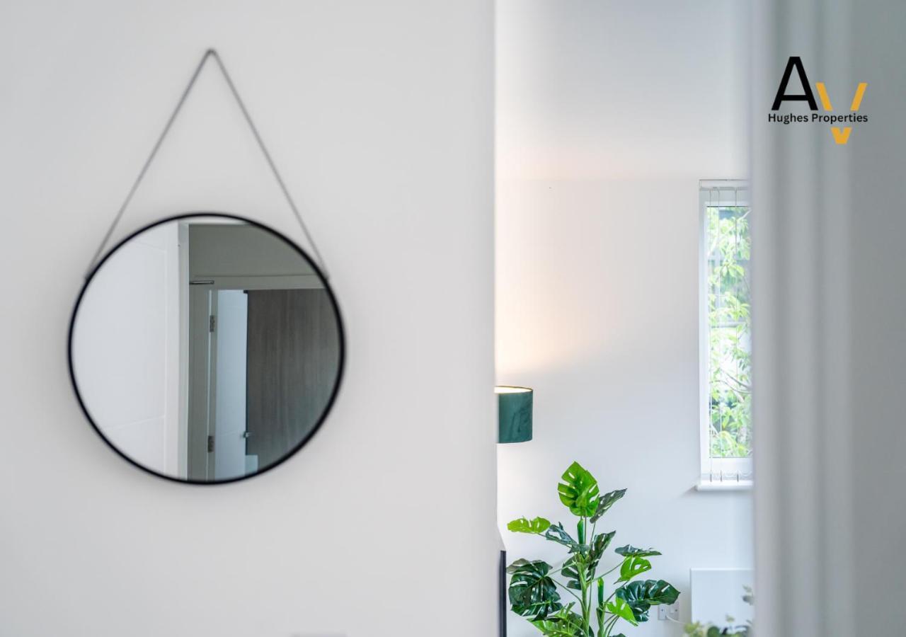 Stylish Two Bedroom By Av Hughes *