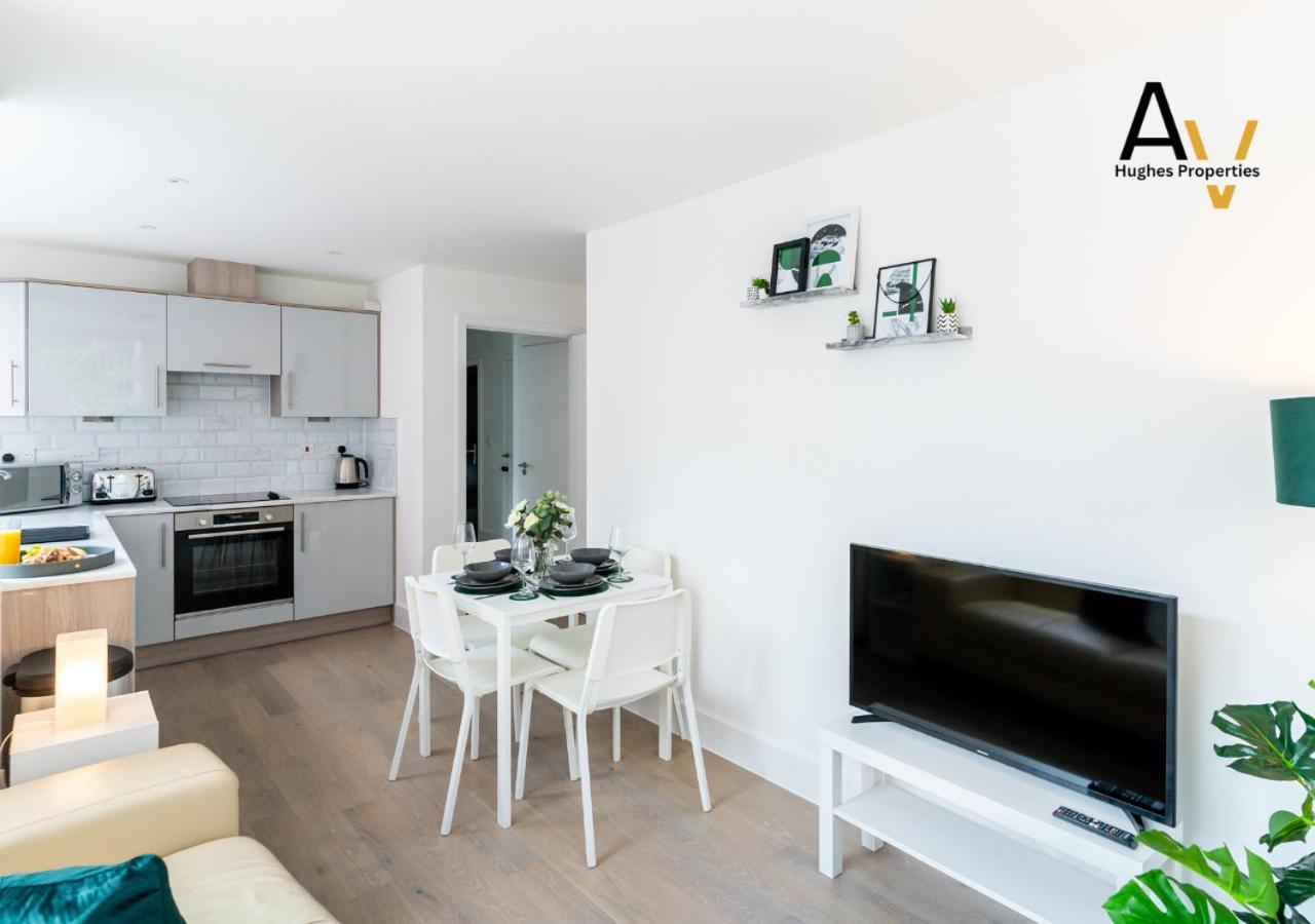 Stylish Two Bedroom By Av Hughes * Milton Keynes