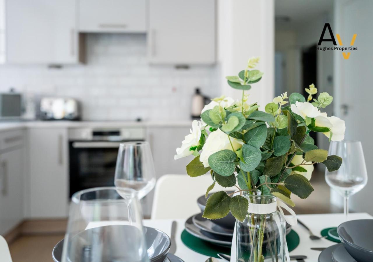 Stylish Two Bedroom By Av Hughes Apartment