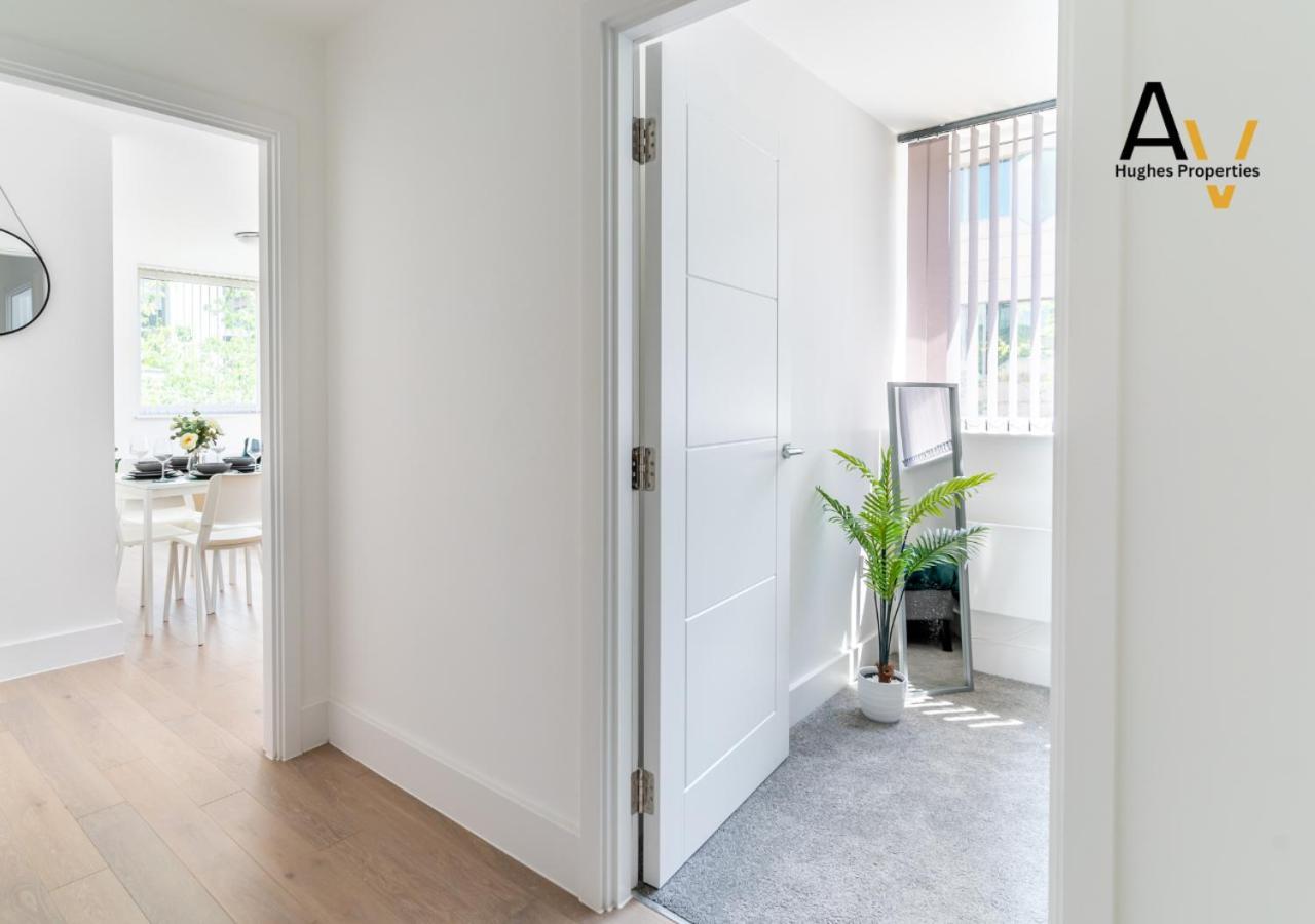 Stylish Two Bedroom By Av Hughes Milton Keynes